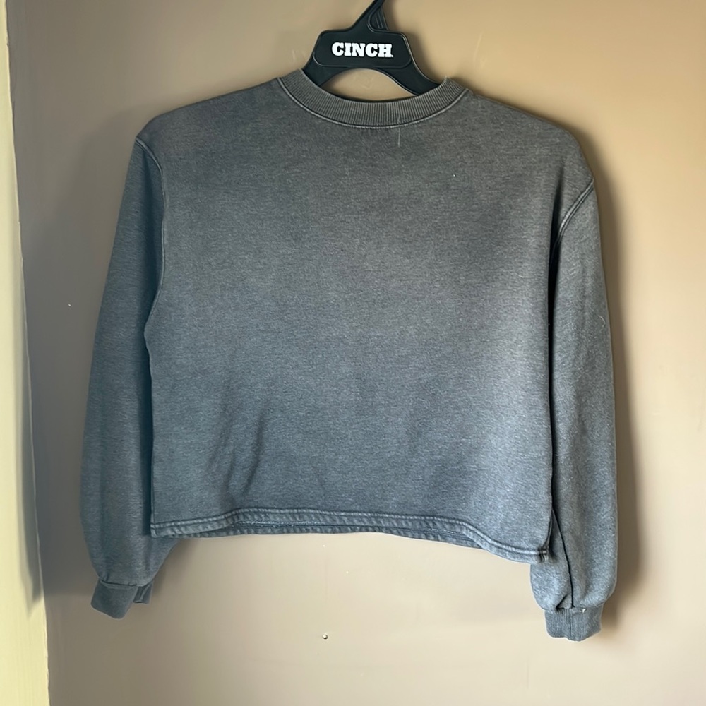 Universal thread cropped crewneck